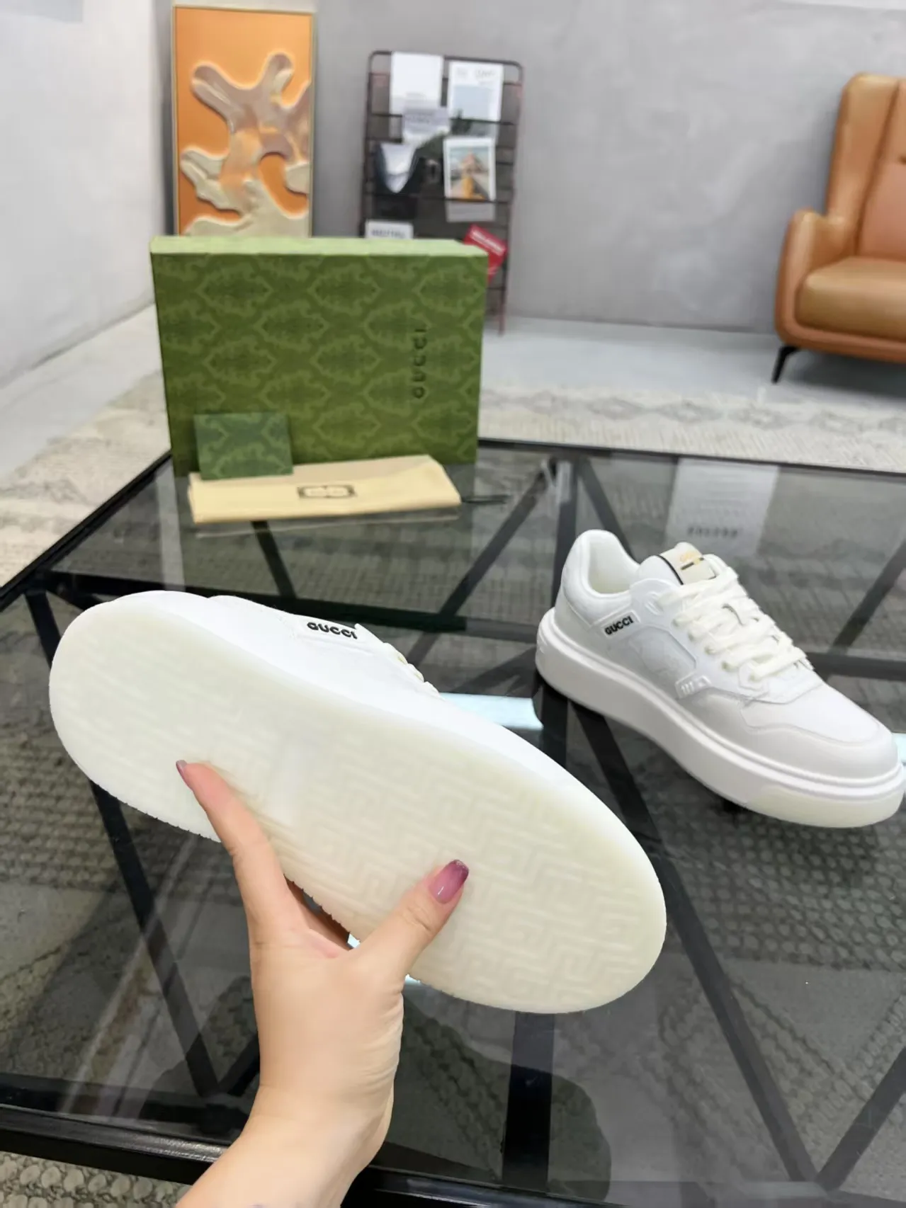 P440 new men's shoes GUCCI [Lightning] latest shoes are shipped. Original quality, fashionable, made of special materials, sheepskin lining, brand new packaging. The foot feels super comfortable and the workmanship is impeccable. Size: 38-45